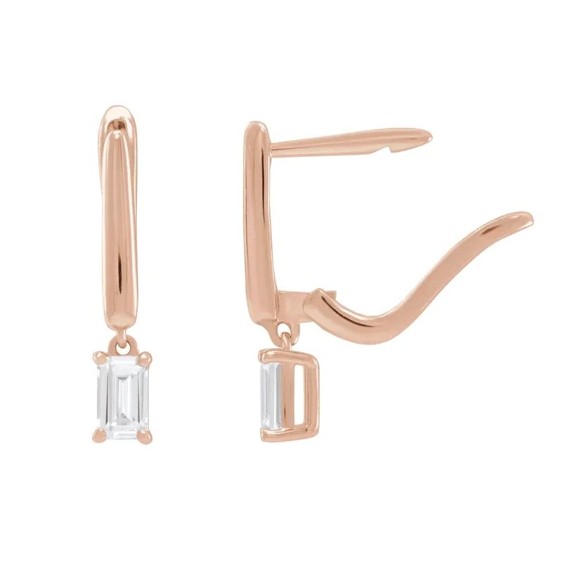 Aretes colgantes de diamantes de laboratorio de talla esmeralda (3/4 quilates)