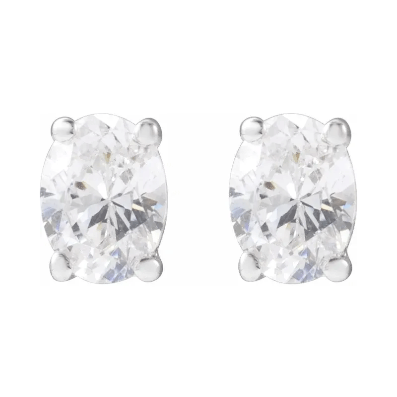 Aretes con diamantes de laboratorio de talla ovalada (1/3 quilates)
