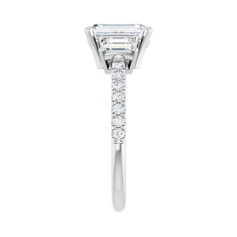 Anillo de compromiso de diamantes de laboratorio de tres piedras de talla esmeralda, 9/10 quilates