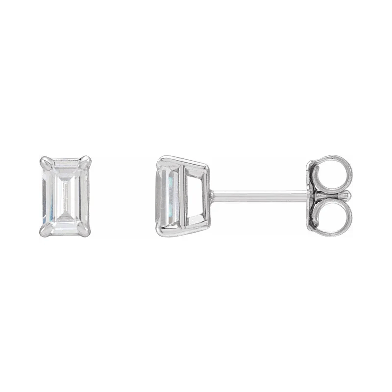 Aretes con diamantes de laboratorio de talla esmeralda (3/4 quilates)
