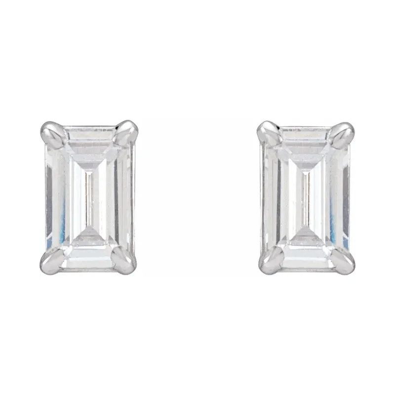 Aretes con diamantes de laboratorio de talla esmeralda (3/4 quilates)
