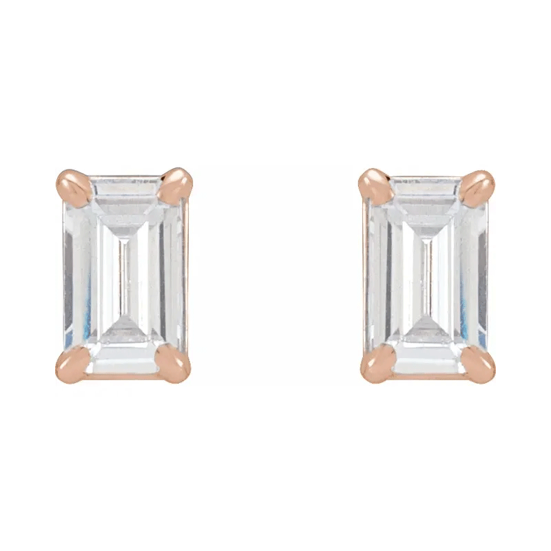 Aretes con diamantes de laboratorio de talla esmeralda (3/4 quilates)